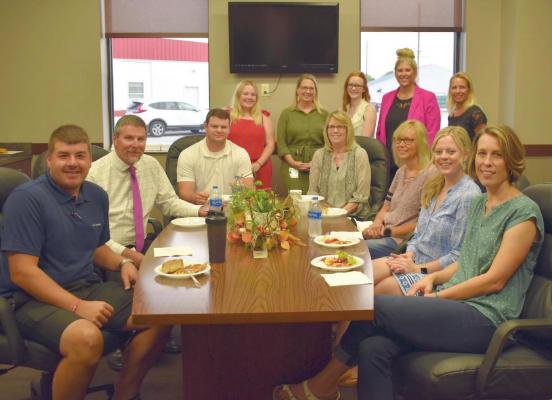 Pinnacle Bank welcome teachers/staff at Elwood
