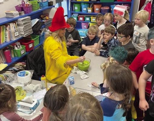 Arapahoe students celebrate read across America