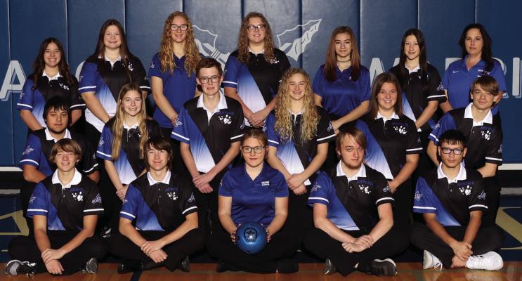 The Arapahoe Boys and Girls Bowling Teams. Photo Courtesy of H2O Photography.