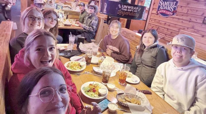 NCTA student members of Nebraska Collegiate Cattlemen enjoy dinner while attending the Range Beef Cow Symposium in Cheyenne, WY (L. Ziemba P/C)