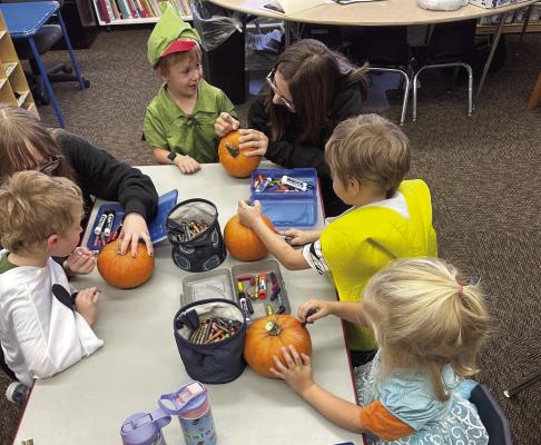 The Medicine Valley Parenting Class celebrated Halloween with the preschoolers by coloring pumpkins.