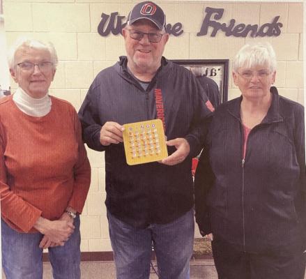 Auxiliary gives to Senior Center