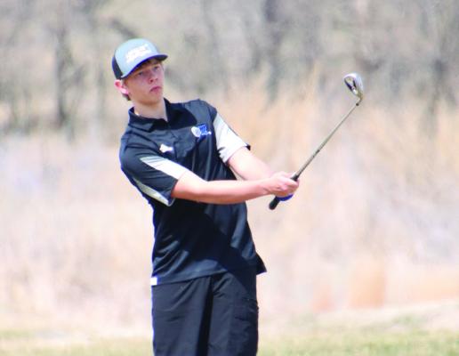 Arapahoe’s Haiden Van Houtan (above) approaches the green while Southern Valley’s Braxton Hammond (right) chips onto the green.