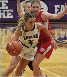 Southern Valley hoops splits with Ravenna, Superior