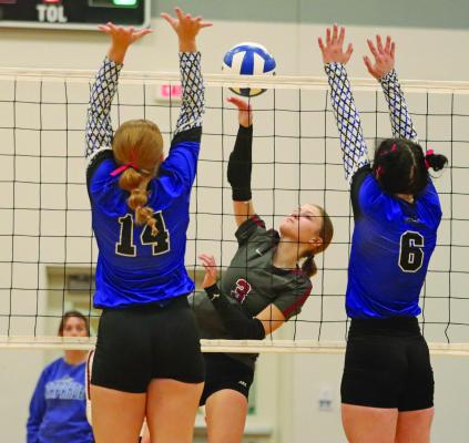 Hi-Line’s RiLee Schutz attacks from the left pin.