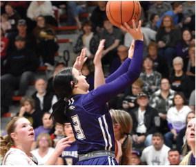 The Eagles’ Brecklyn Hammond rolls to the rim for a layup.