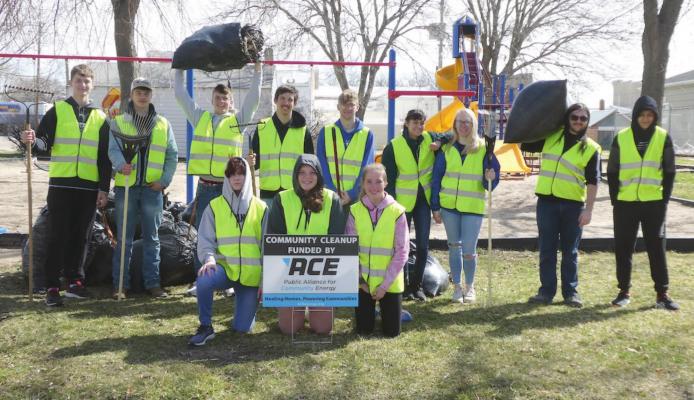 arapahoe Honor society and student volunteers participate in aCe Clean up program