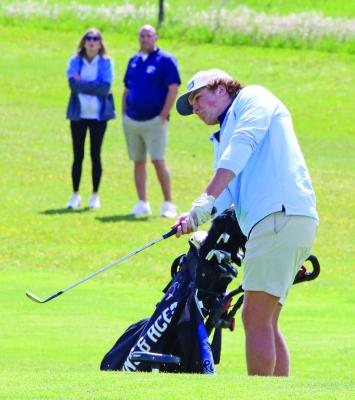 Southwest’s Houston Billeter chips onto the green.