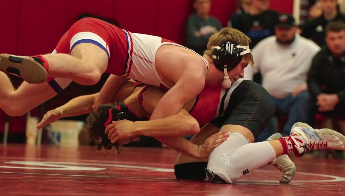 Medicine Valley wrestlers see season end at districts