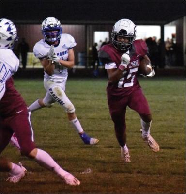 Hi-Line’s Isaiah Bullis runs around left end against Arapahoe Thursday.