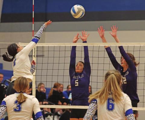 Southern Valley’s Brecklyn Hammond and Cierra Dringman team up to block an Arapahoe attacker.