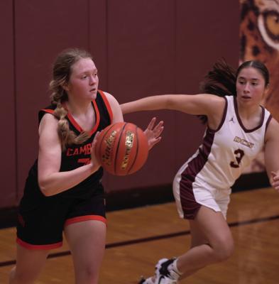 Emmerie Tomlin flips the ball ahead in transition.