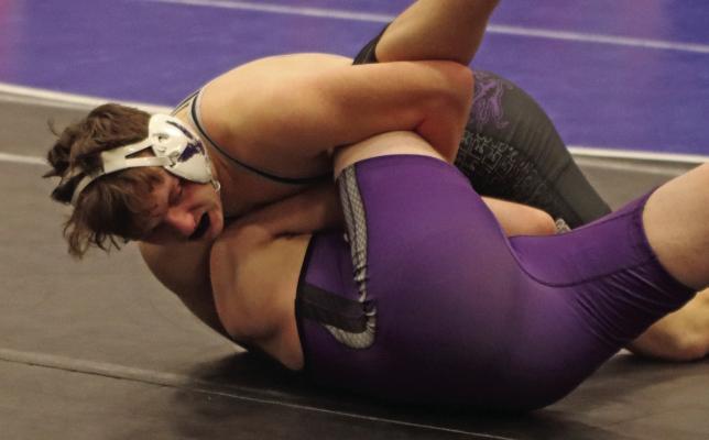 ABOVE: Southern Valley’s Gabe Grove earns a pin. BELOW: Cambridge’s Colton Perks works a wing.