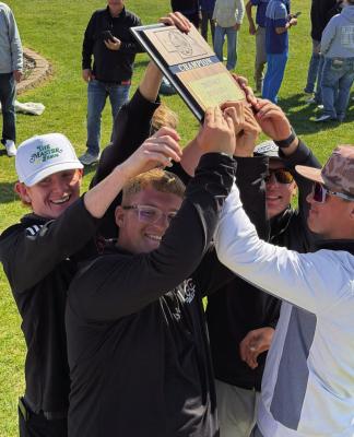 Trojans take district title; seven golfers headed to State