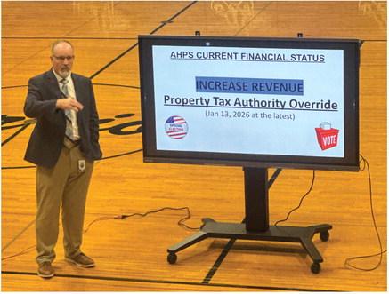 Arapahoe Superintendent Bob Drews discusses the school district’s financial status with patrons at a budget and busing workshop last Wednesday.