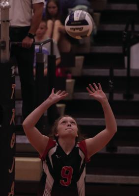 Cambridge’s Emmerie Tomlin sets a teammate.