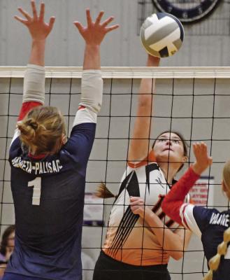 Cambridge’s Elisabeth Kubik attacks from the pin.