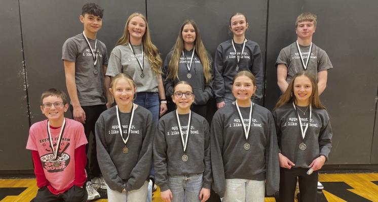 Congratulations to the Junior High Quiz Bowl Team for their 2nd Place fi nish at the Eustis- Farnam Quiz Bowl Meet!