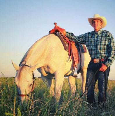 Elwood native rides for ranching career
