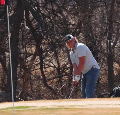 Arapahoe’s Cooper Wendland chips onto the green.