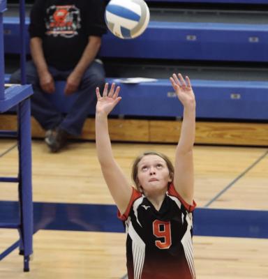 Cambridge’s Emmerie Tomlin sets a teammate.