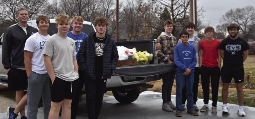 Arapahoe boys basketball collect for food pantry