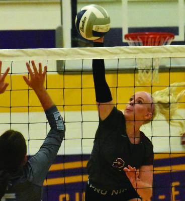 Hi-Line’s Carley Thompson attacks a ball from the pin.