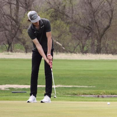 Hi-Line’s Parker Schutz attempts a long putt.