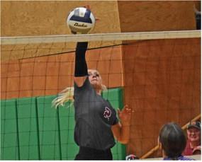 Hi-Line’s Carley Thompson pounds down an overpass for a kill.