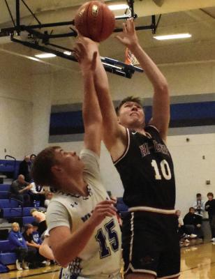 Warriors, Bulls split contest Friday