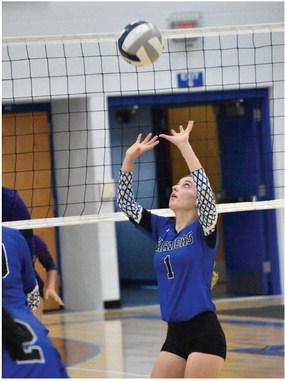 Arapahoe’s Grace Andrews sets a teammate.