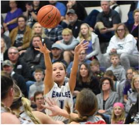 The Eagles’ Vanesa Aguayo launches a jumpshot.
