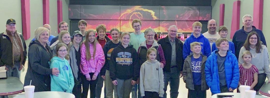 Arapahoe TeamMates meet up for pizza party