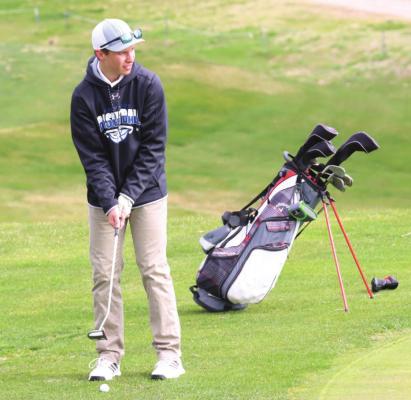 Araahoe’s Ander Wasenius chips onto the green Tuesday.