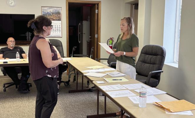Rhonda Cross sworn in at Cambridge City Council meeting