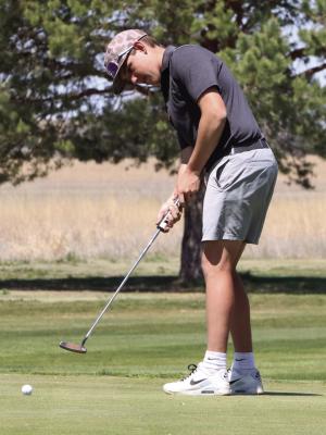 Cambridge’s Carter Shoemaker knocks in a putt.