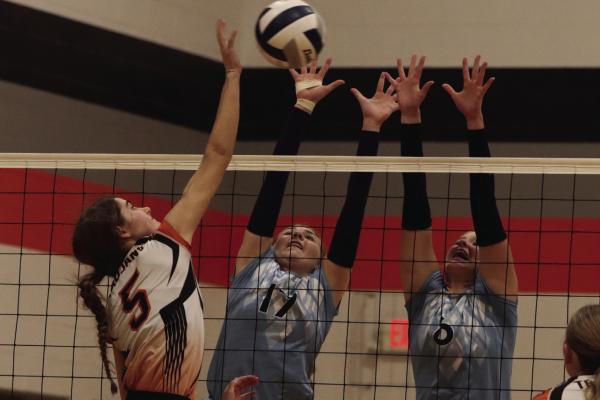Cambridge’s Jalen Kent tips around the bock of Southwest’s Bryn Lampe and Kyra Nelms.