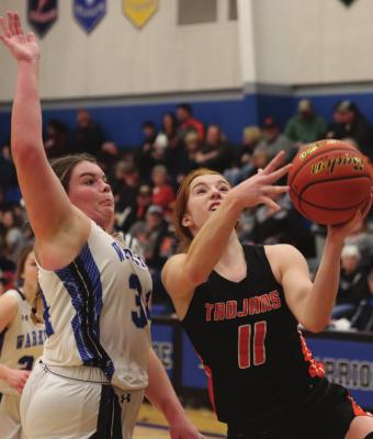Cambridge’s Autumn Deterding rolls to the rim while Arapahoe’s Hope Koller waits to block the shot.