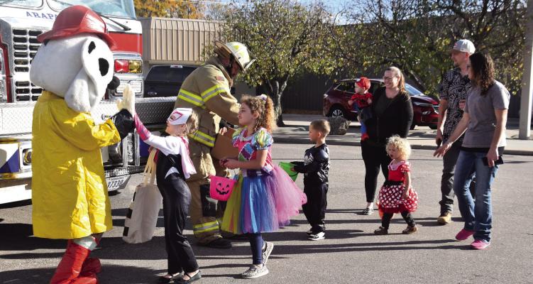 The Arapahoe Fire Department handed out candy on main street during the Halloween Parade down the business district. The kids headed to the Ella Missing for the Library’s Boo View and then on to the Christian Church for hot dogs before trick or treating throughout the town.