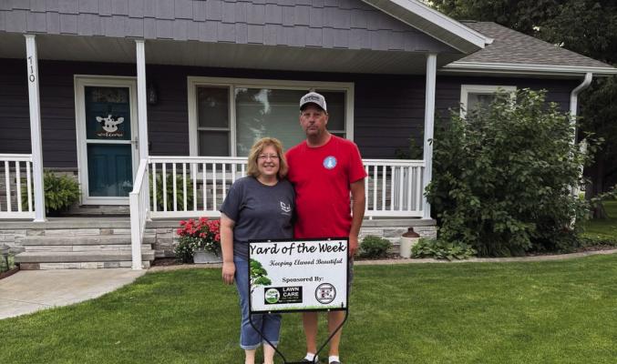 Congratulations to this week’s Elwood Yard of the Week winners, Craig and Jennifer Ward!